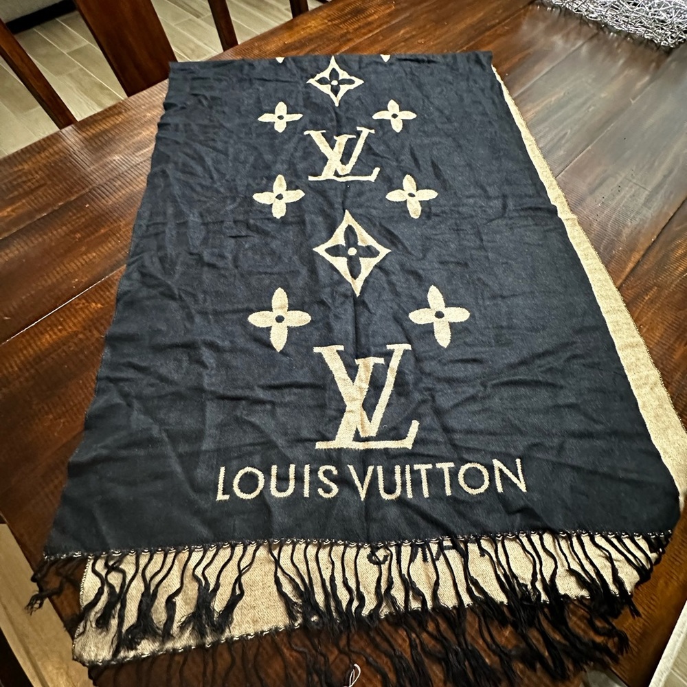Louis Vuitton Cashmere Scarf. 73.2 x 13.4 inches
(length x Height)